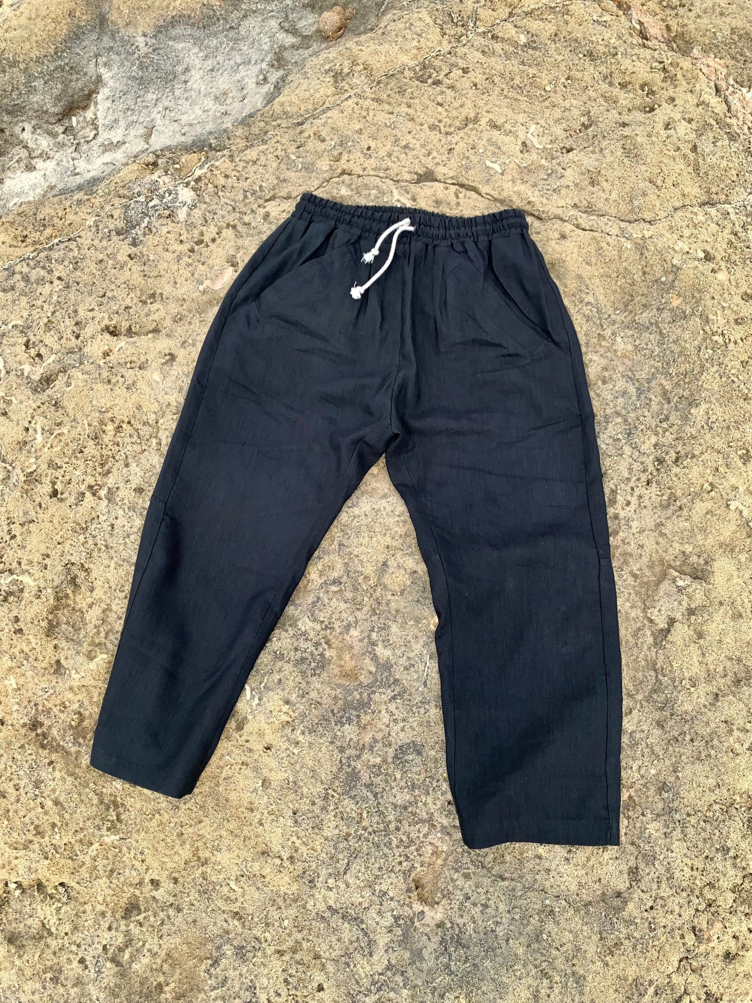 Magata natural linen unisex drawstring Capri pants black